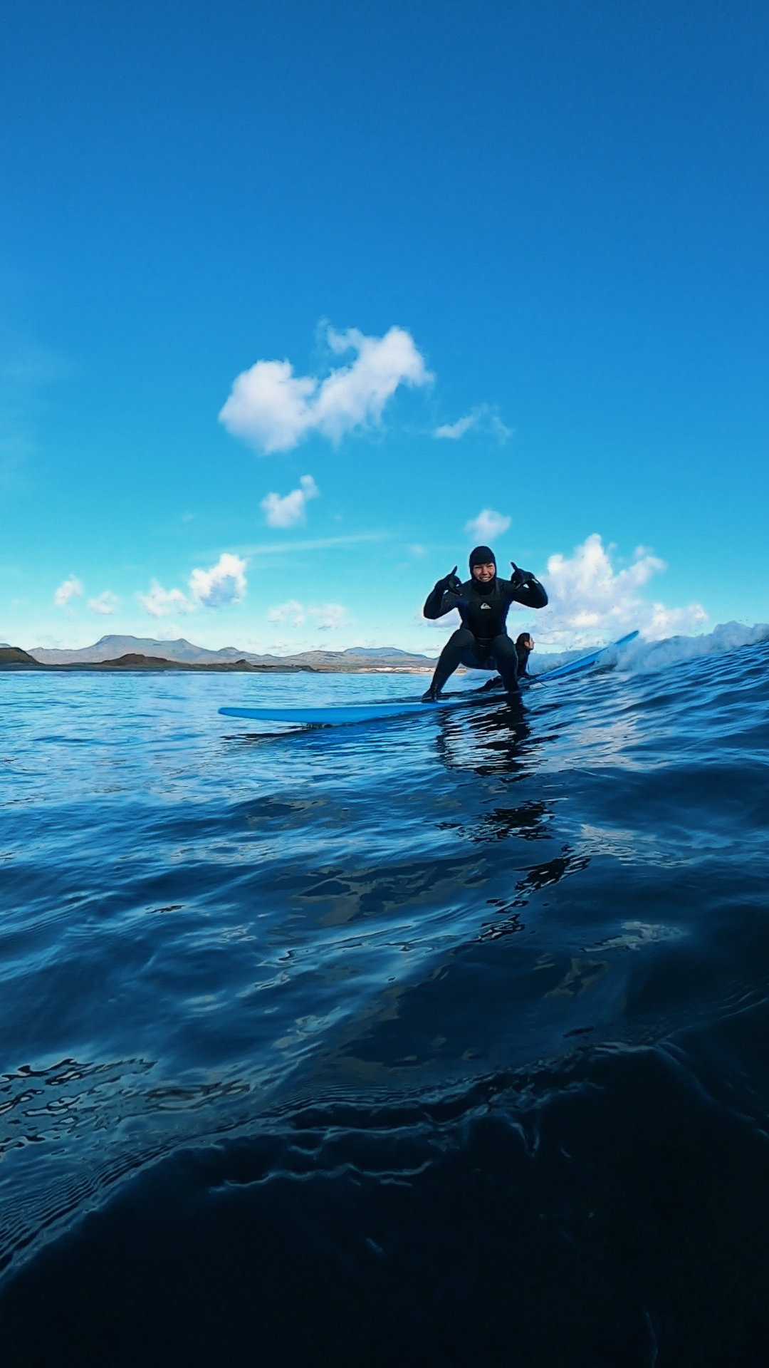 Серфер на волне